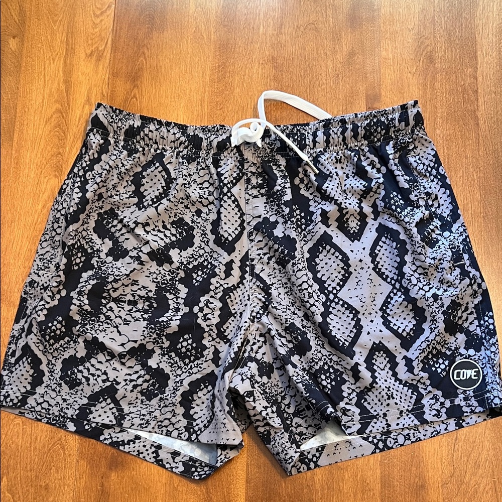 Cove Men’s Black & Sand Rattlesnake Hybrid Shorts